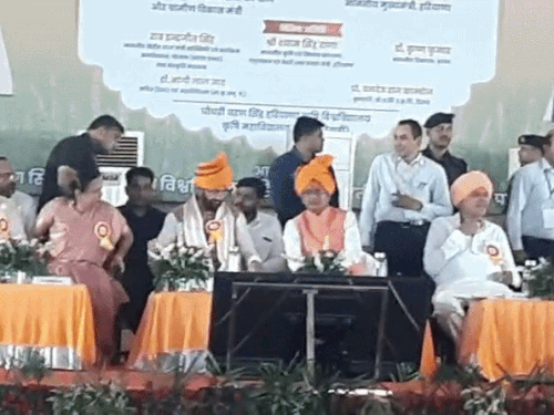 रेवाड़ी में कार्यक्रम में मंच पर मौजूद केंद्रीय कृषि मंत्री एवं सीएम नायब सैनी। इस कार्यक्रम में केंद्रीय राज्यमंत्री राव इंद्रजीत सिंह और जिले के तीनों विधायकों ने शिरकत नहीं की।