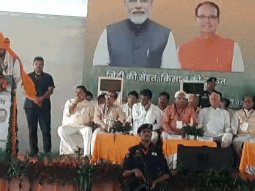 कार्यक्रम में मंच पर संबोधित करते हुए सीएम नायब सैनी।