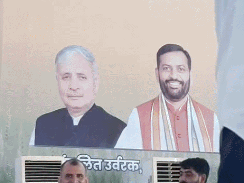 मुख्य मंच पर लगाए गए पोस्टर में सीएम नायब सैनी के साथ लगी केंद्रीय मंत्री राव इंद्रजीत सिंह की फोटो लगी थी। मगर, वे कार्यक्रम में नहीं पहुंचे। - Dainik Bhaskar