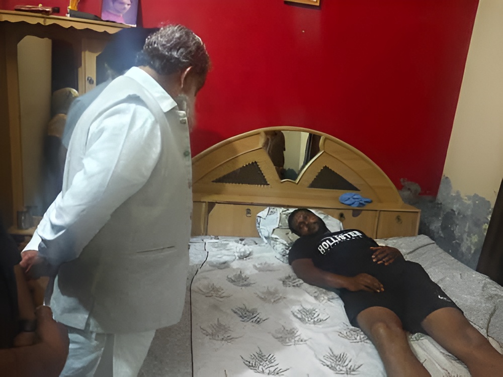 धन्यौड़ा गांव में निरवैर के पिता मनजीत से मिलते मंत्री अनिल विज।