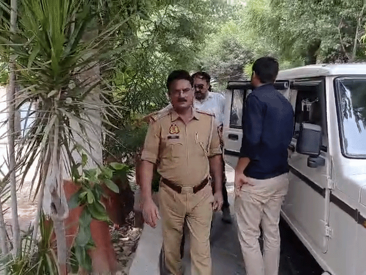 एंटी करप्शन टीम दरोगा को पकड़कर सिविल लाइंस थाने ले गई।
