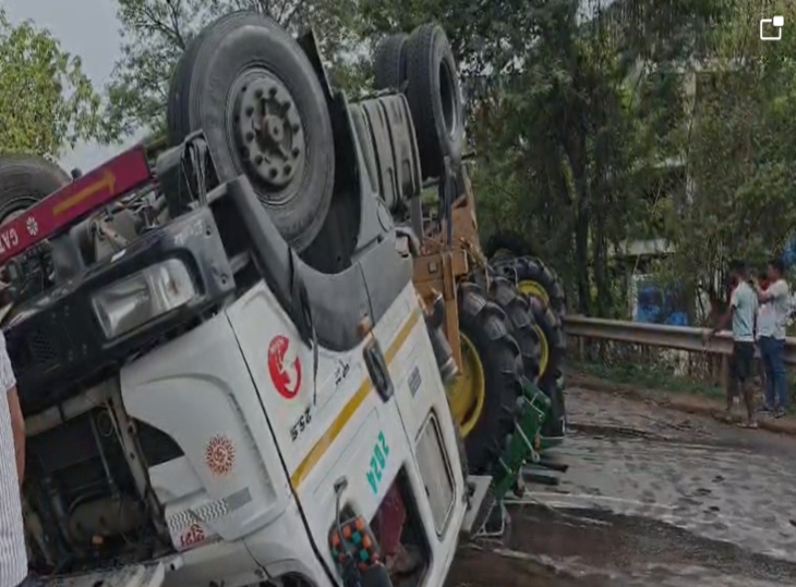 हादसे के बाद सरोना ब्रिज में पटला हुआ ट्रेलर।