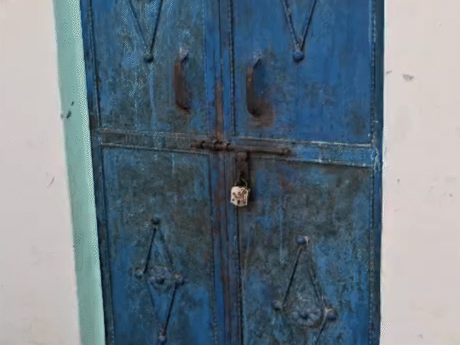 पूरे परिवार का सफाया होने के बाद दंपति का कमरा बंद है।