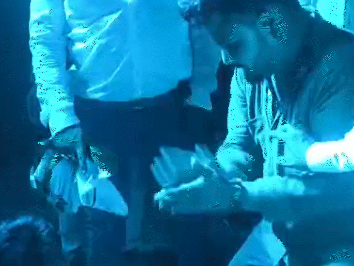 बारात में नाचते दूल्हे के दोस्त और रिश्तेदार।