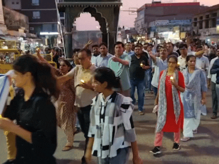 कैंडल मार्च निकालते हुए संविदाकर्मी।
