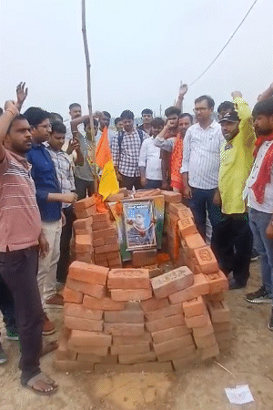 एनकाउंटर वाली जगह पर लोगों ने भरत के समर्थन में नारेबाजी की।
