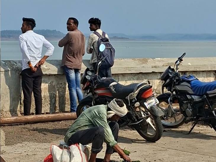 अब लोग यह देखने आ रहे हैं कि क्या बरगी बांध सूखने लगा है?