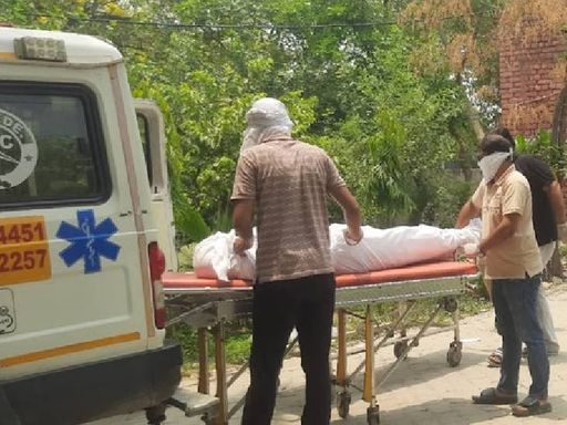 पोस्टमार्टम हाउस में शव ले जाते परिजन।