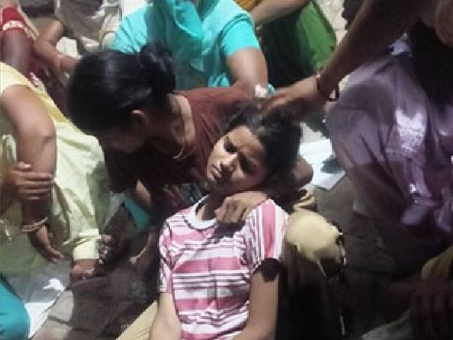खंदावली में भाई की हत्या की खबर सुनते ही दोनों बहनों का रो-रोकर बुरा हाल है।