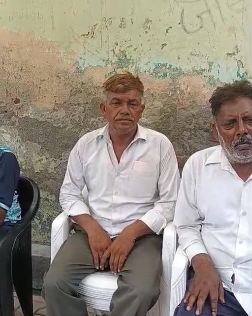 घर पर मायूस बैठे विशाल के पिता