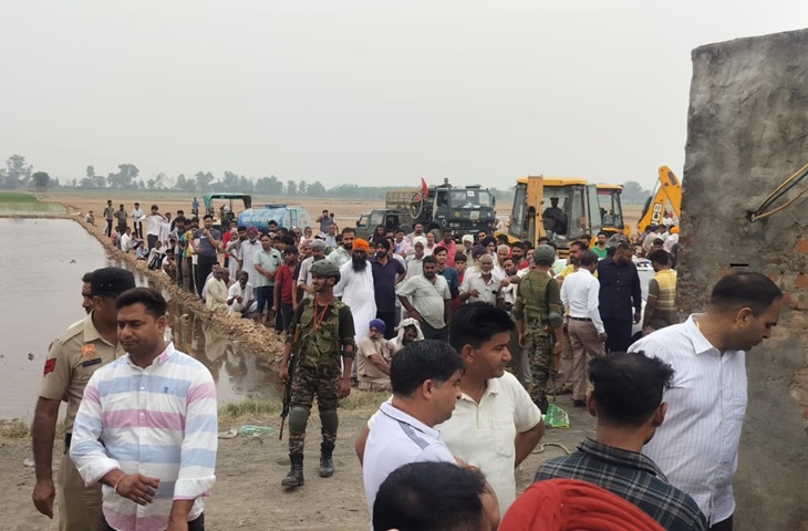 धन्यौड़ा गांव में बच्चे के बोरवेल में गिरने की सूचना के बाद काफी संख्या में ग्रामीण इकट्‌ठा हो गए।