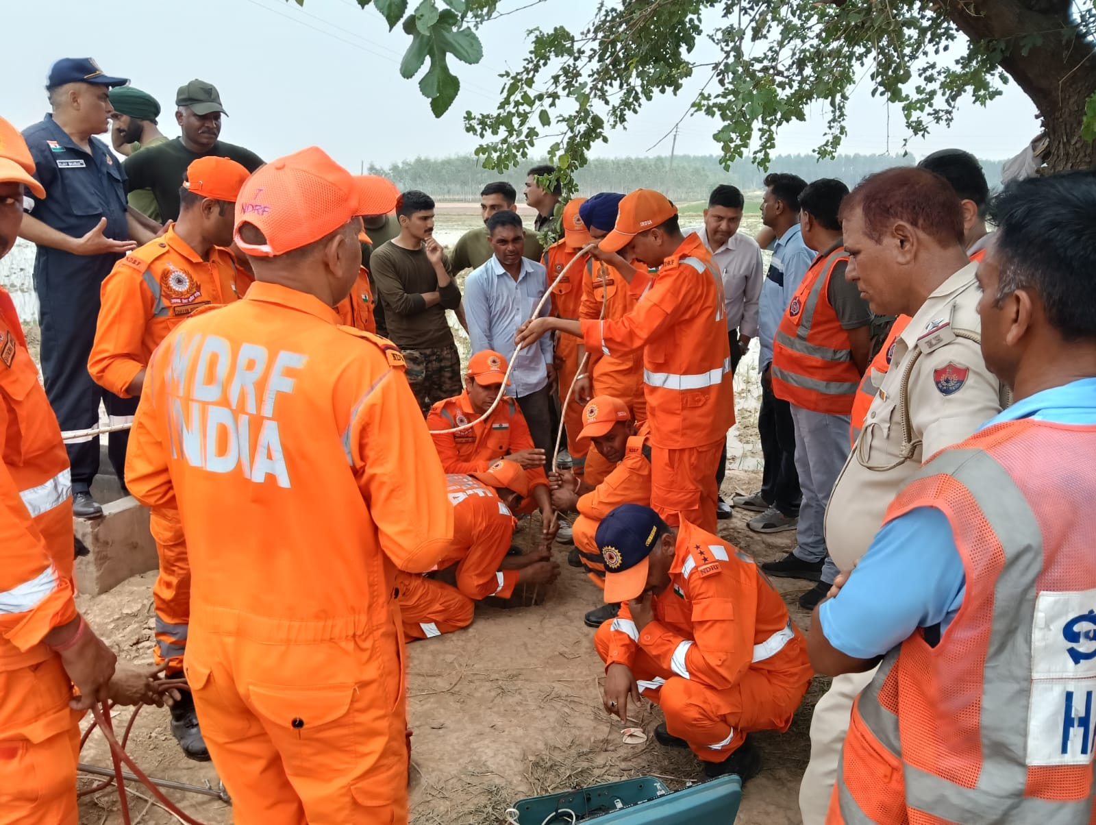 एनडीआरएफ की टीम मौके पर पहुंचते ही रेस्क्यू ऑपरेशन की तैयारी में जुट गई.