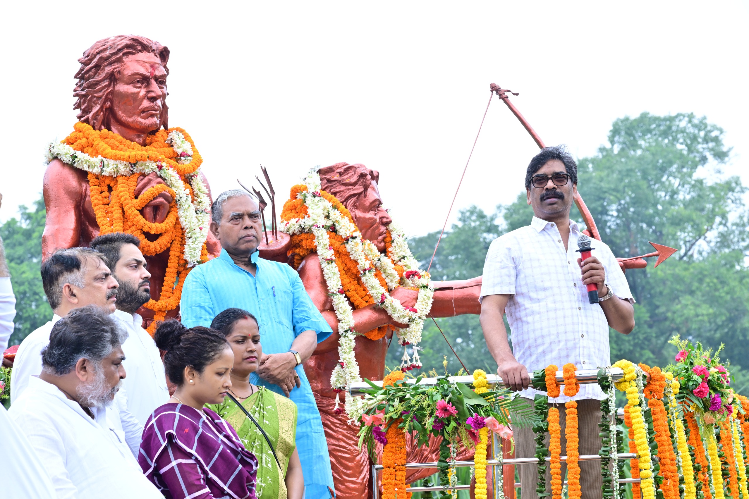 जब देश में शोषण के खिलाफ कोई रास्ता दिखाई नहीं दे रहा था, तब आदिवासी समाज ने अंग्रेजी हुकूमत और शोषणकारी व्यवस्था के खिलाफ मोर्चा खोला।