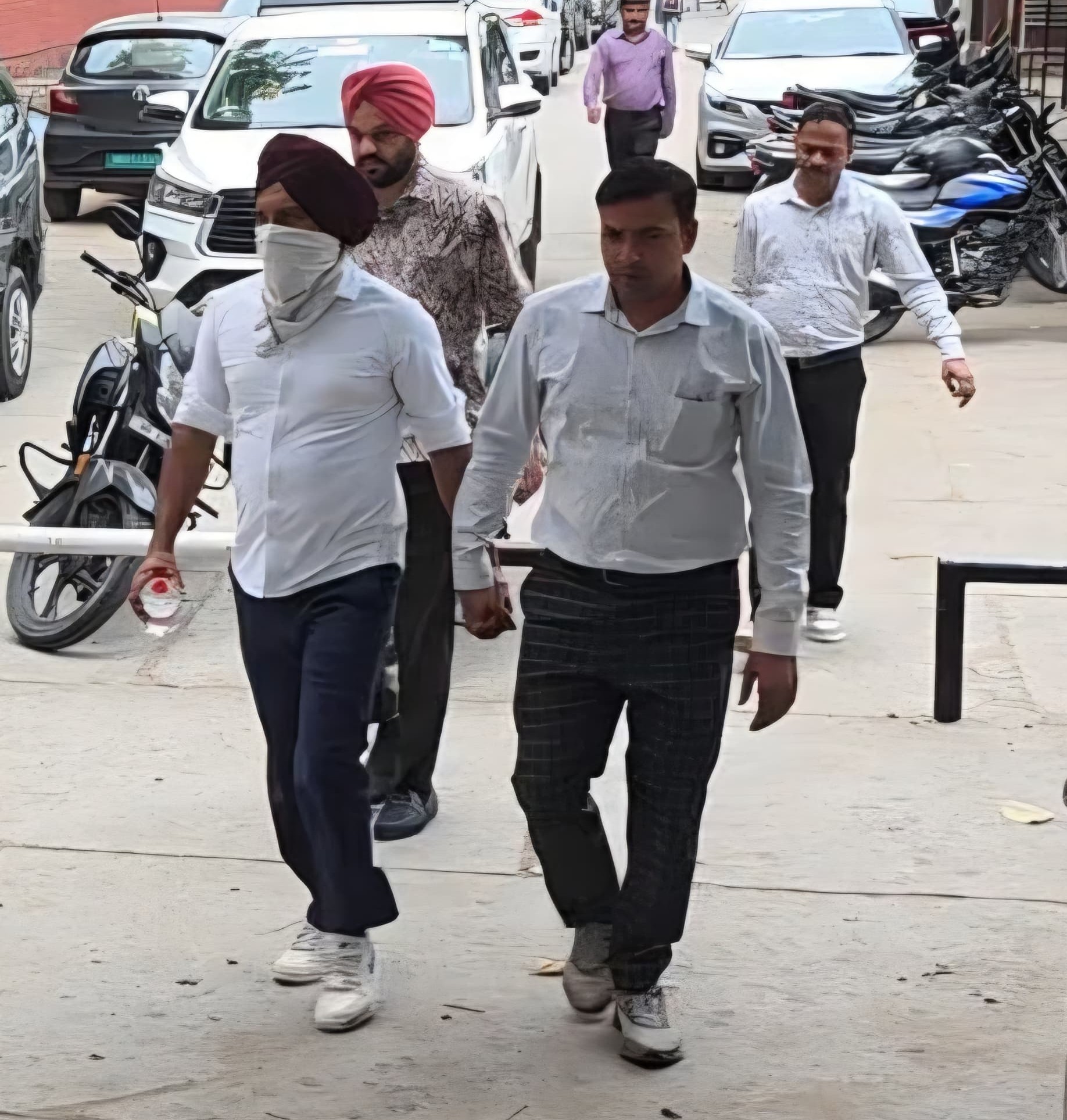 आरोपी चरणजीत रंधावा को कोर्ट में पेश करने ले जाते हुए टीम।