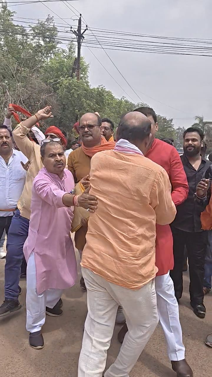 भिलाई बीजेपी मंत्री मनोज तिवारी ने भी रोकने का काफी प्रयास किया।