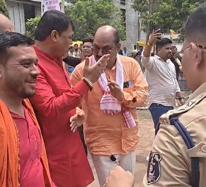 पुलिस बैरिकेडिंग तक बीजेपी पार्षद को समझाने का प्रयास करते प्रदेश संयोजक।