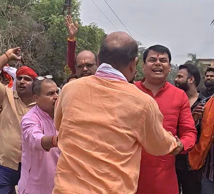भाषण के बीच बैरिकेडिंग तोड़ने जा रहे बीजेपी पार्षद को रोकते बीजेपी जिला मंत्री मनोज तिवारी और प्रदेश संयोजक बिजेंद्र सिंह।