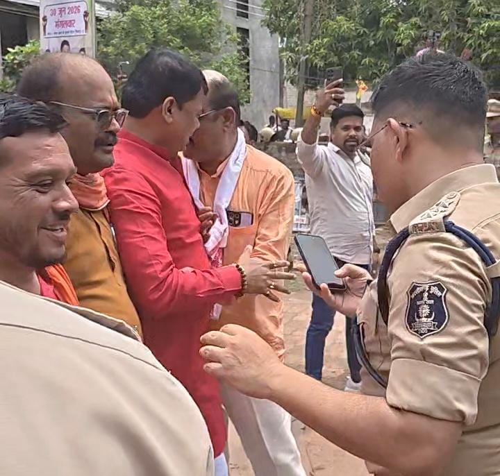 प्रदेश संयोजक बिजेंद्र सिंह लगातार बीजेपी पार्षद दया सिंह को रोकते रहे।