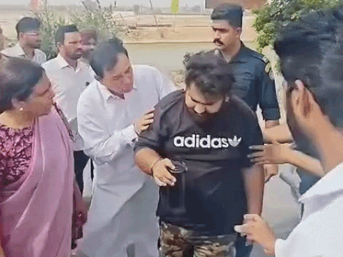 घायल युवक को पानी पिलाते भाजपा कार्यकर्ता।