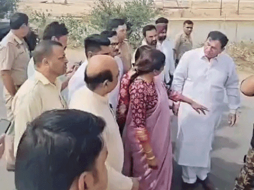 जिला उपाध्यक्ष इंद्र गावड़ी को घायल युवक को अस्पताल पहुंचाने के निर्देश देकर जाती भाजपा प्रदेशाध्यक्ष डॉ.अर्चना गुप्ता।