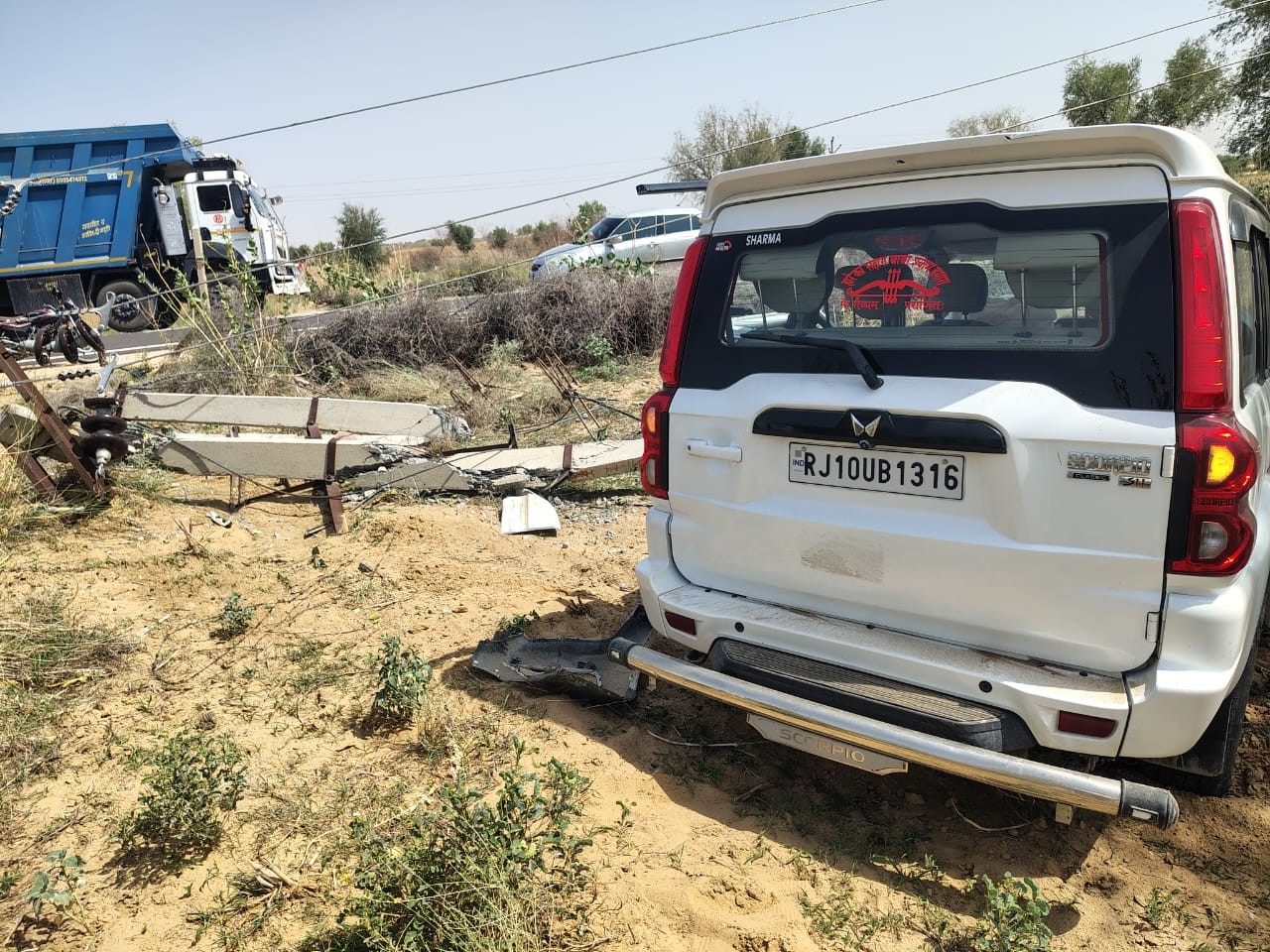 टक्कर इतनी भीषण थी कि स्कॉर्पियो में सवार तीनों लोग गंभीर रूप से घायल हो गए। इनमें से एक की मौत हो गई। जबकि कार भी बुरी तरह से क्षतिग्रस्त हो गई।