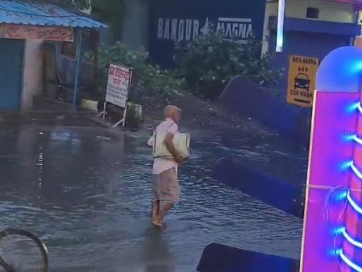 पैदल राहगीरों और स्कूली बच्चों को पानी में उतरकर चलना पड़ता है पड़ता है