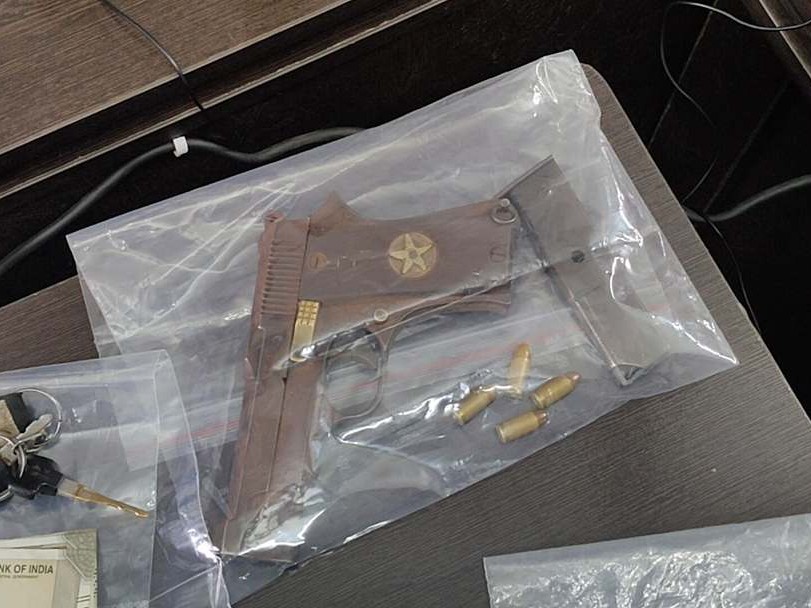 पुलिस ने आरोपियों से पिस्टल भी बरामद कर लिया है।