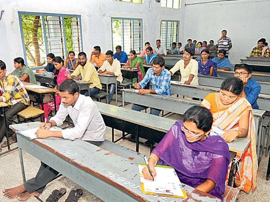 परीक्षा देते अभ्यर्थी, प्रतीकात्मक फोटो।