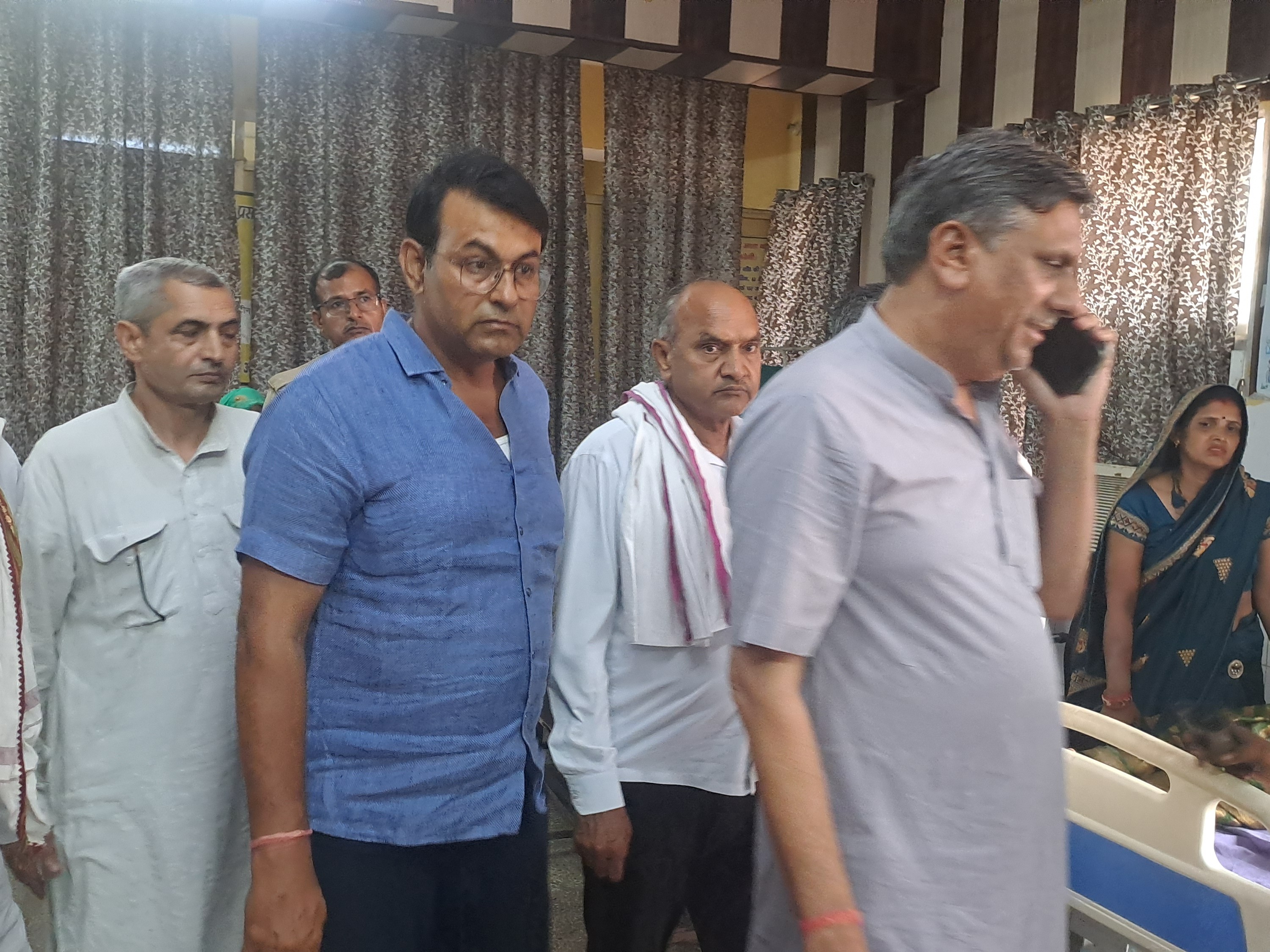 हादसे के बाद घायलों की जानकारी लेने अस्पताल पहुंचे विधायक और रालोद के नेता ।