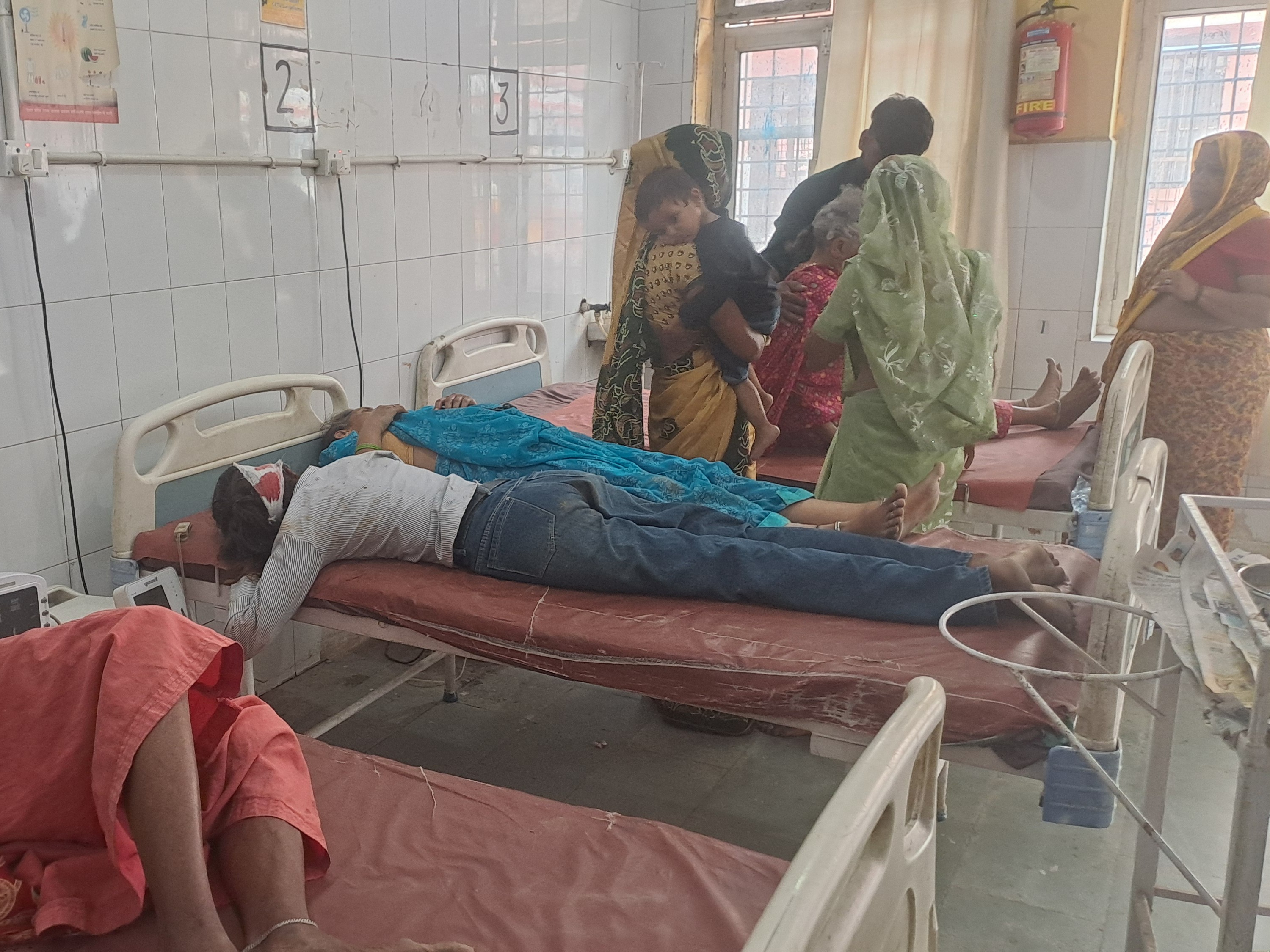 अस्पताल में भर्ती घायल मरीज।