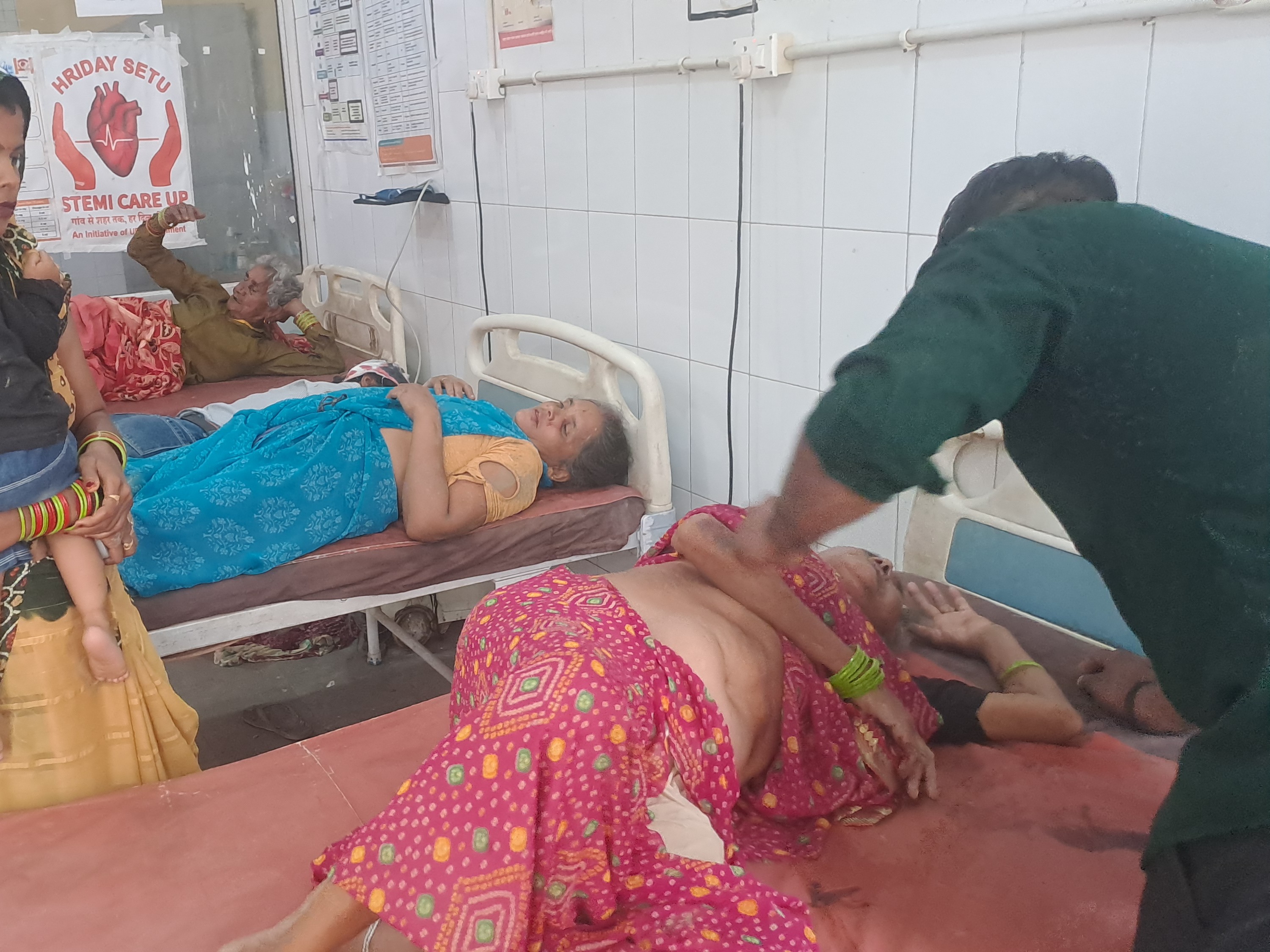 मरीजों की जांच करते स्वास्थ्यकर्मी।