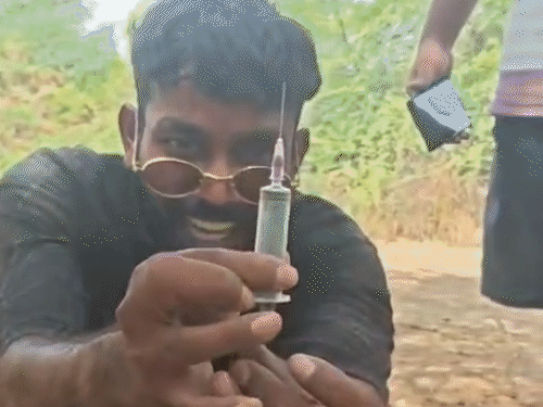 हरिशंकर यादव उर्फ जुगनू यादव इंस्टाग्राम पर ब्लॉग बनाता है।