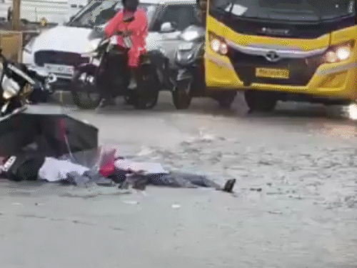 नवी मुंबई में दोपहिया वाहन पर सवार दो छात्राएं पानी में करंट फैलने से उसकी चपेट में आकर गिर गईं