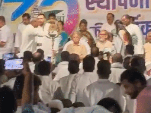लालू और तेजस्वी यादव ने कार्यकर्ताओं का अभिनंदन किया.