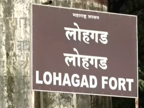 घटना के बाद से लोहगढ़ किले पर टूरिस्ट की संख्या 50% तक बढ़ गई। फिलहाल पुलिस ने किला में लोगों को एंट्री पर बंद कर दी है। - Dainik Bhaskar