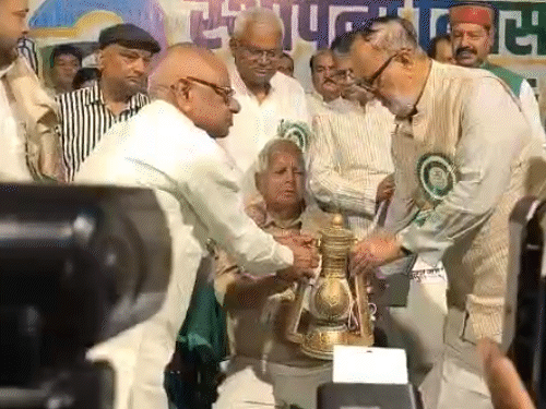 नेताओं ने लालू यादव को लालटेन गिफ्ट किया.