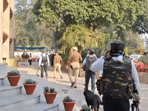 जांच करती पुलिस।