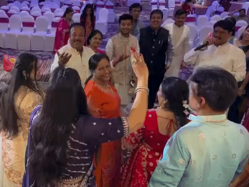 केतन-सिया की प्री-वेडिंग फंक्शन का यह 7 मई का है। यह वीडियो सिंगर रीतू शर्मा ने पोस्ट किया।