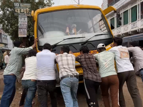 हादसे के बाद स्थानीय लोग मौके पर पहुंचे और बच्चों को सुरक्षित बस से बाहर निकाला।