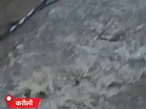 करौली में बुधवार शाम को बारिश के बाद सड़कों पर पानी बहने लगा, जिससे ट्रैफिक प्रभावित हुआ।