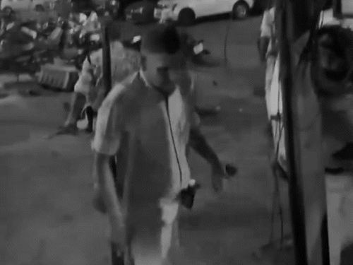 घटना के CCTV में साफ दिख रहा है कि हिमांशु चाकूबाजी में घायल हो कर सड़क पर बैठा है। वहीं उसका दोस्त सड़क पर पड़ा हुआ है।