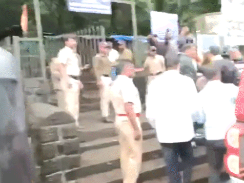प्रेमी चेतन को बुधवार सुबह 8 बजे लोहगढ़ किला लाया गया।