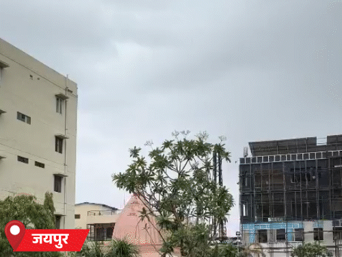 जयपुर में सुबह से ही बादलों की आवाजाही बनी रही। बारिश से तापमान में भी एक-दो डिग्री की गिरावट हुई।