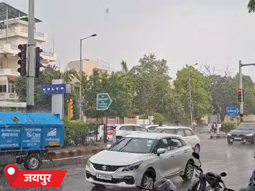 जयपुर में बुधवार दोपहर बाद हुई झमाझम बारिश से लोगों को भीषण गर्मी और उमस से राहत मिली।