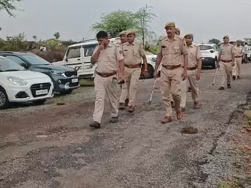 धौलपुर के डांग स्थित भवुतीपुरा गांव में सुरक्षा के कड़े इंतजाम किए गए हैं।