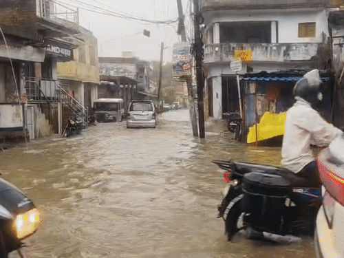 यूपी के आजमगढ़ में बारिश के बाद सड़कों पर घुटनों तक पानी भर गया