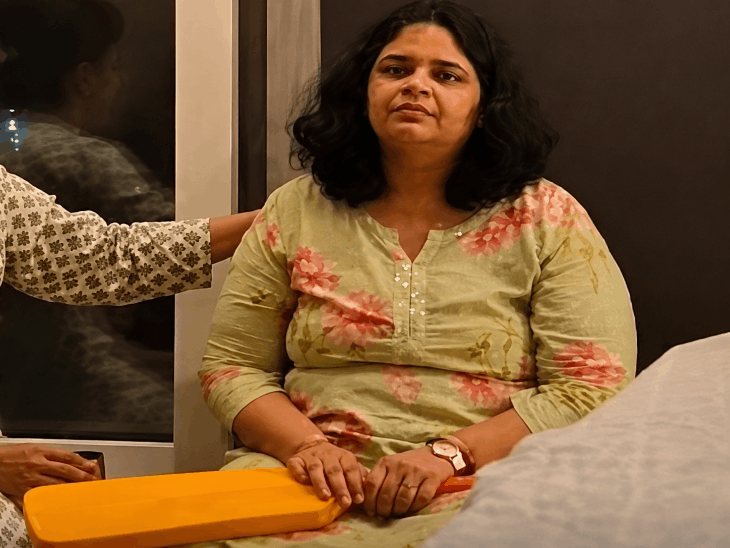 मुंबई के स्कूल बस हादसे में जान गंवाने वाले विहान की मां घर में बैट पकड़कर बैठी हैं। - Dainik Bhaskar