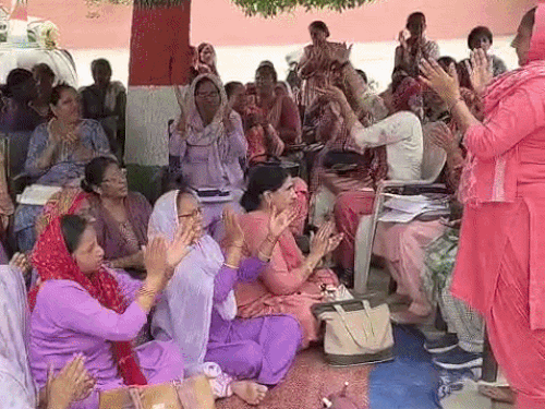 बीडीपीओ कार्यालय के बाहर नारेबाजी करते हुए धरनारत आंगनबाड़ी वर्कर