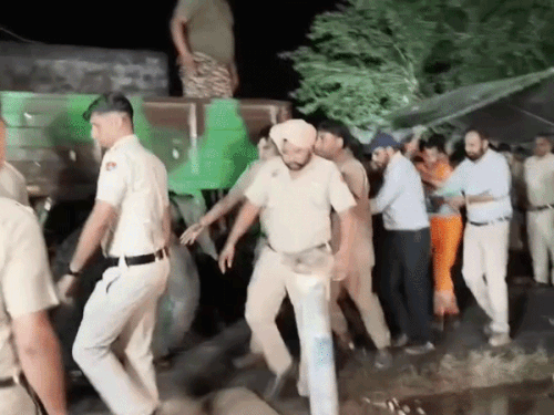 बुधवार तड़के साढ़े 3 बजे निरवैर का शव बोरवेल से निकाला गया।