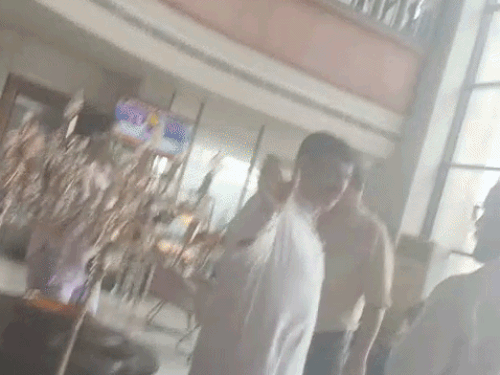 विपन अरोड़ा बहस करने के बाद मीटिंग हाल से बाहर आ गए।